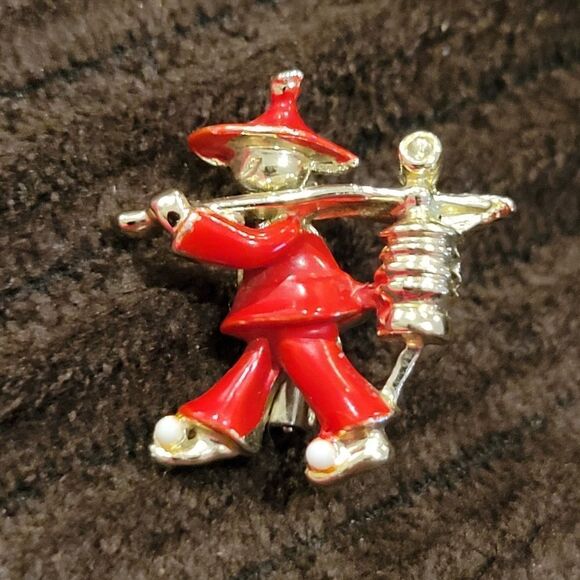 Vintage Asian Man Carrying a Lantern Small Brooch - 1950's MCM Scatter Pin - Picture 1 of 7